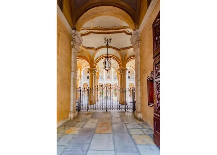 Palazzo Paesana: L\'Arte A Torino